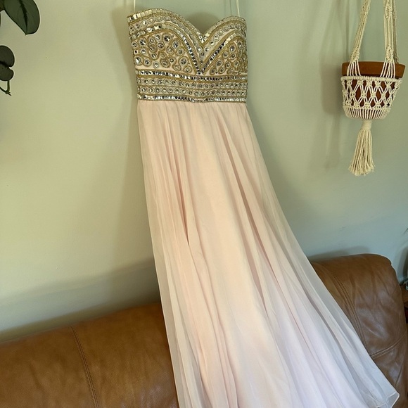 Madison James 15-116 Prom Formal Dress Gown - Picture 8 of 10